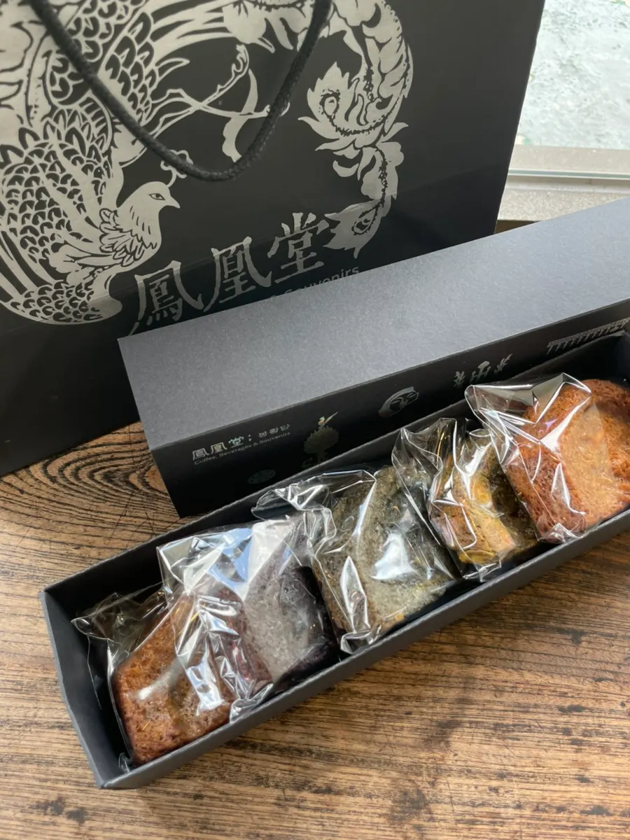 Sumakse cookie set wrapped as a gift for a friend