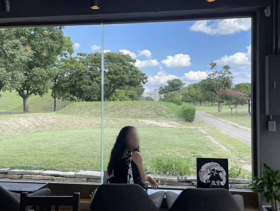 Quiet morning seating scene at Cafe Bonghwangdang