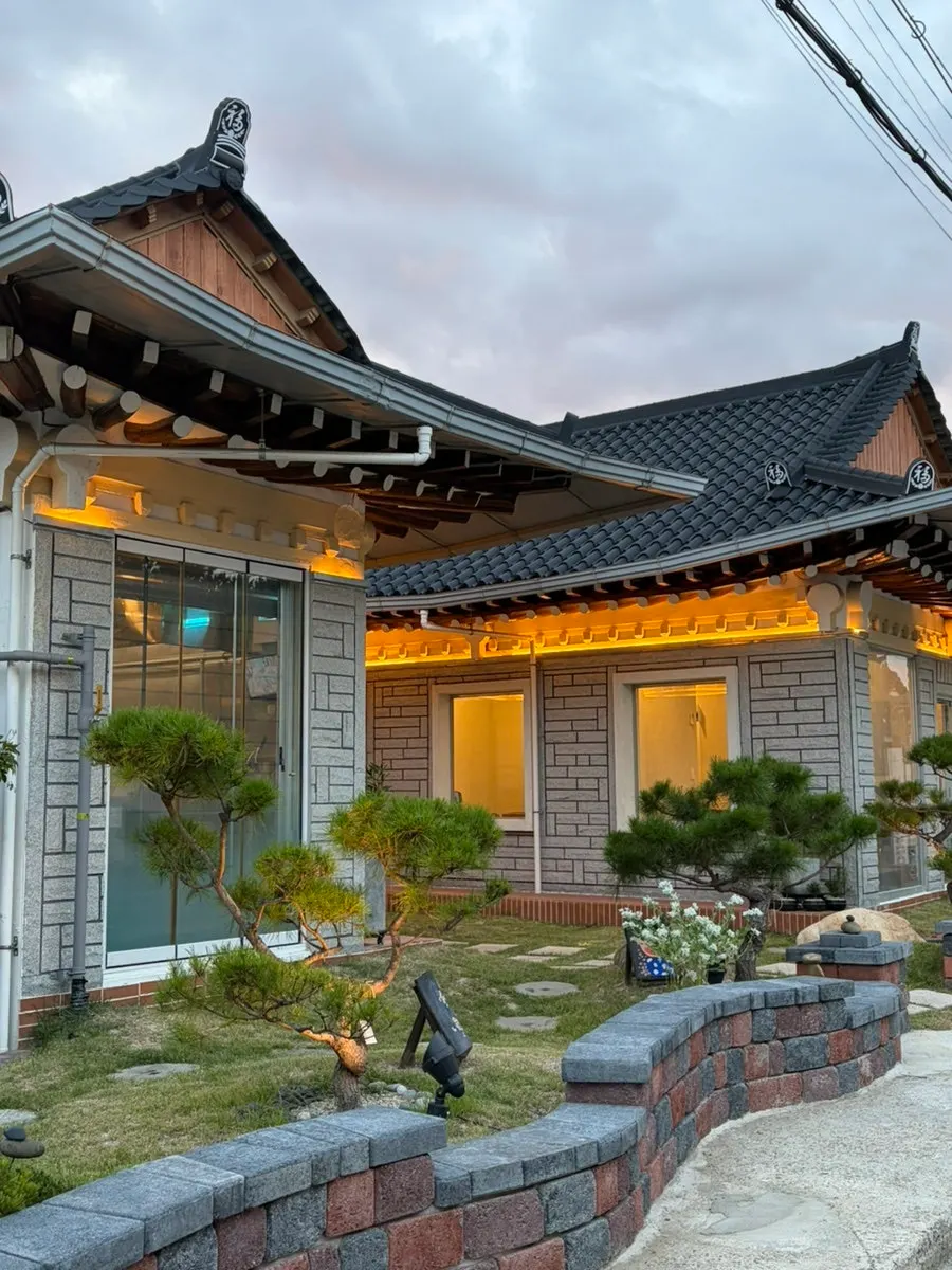 Full view of Midam Kitchen's hanok exterior