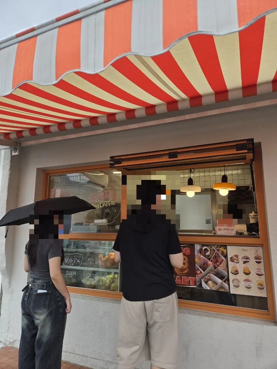Exterior of Tareudang, a fruit mochi specialty shop on Hwangnidang-gil