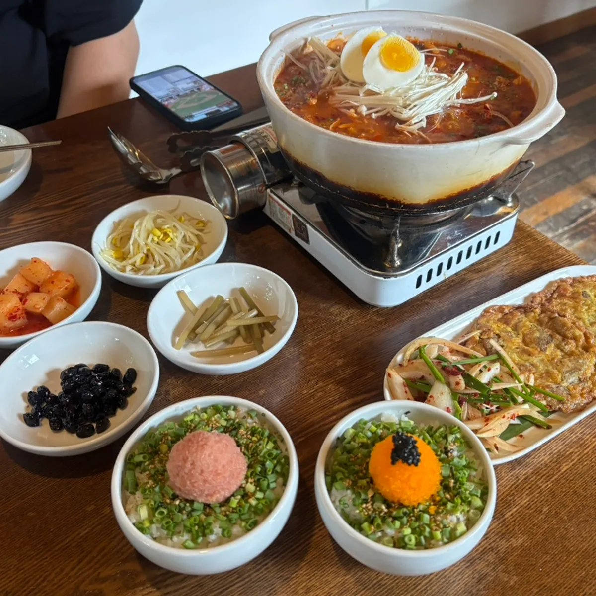 Table spread of sumi dakbokkeumtang at Dongyang Baekban on Gyeongju's Hwangridan-gil