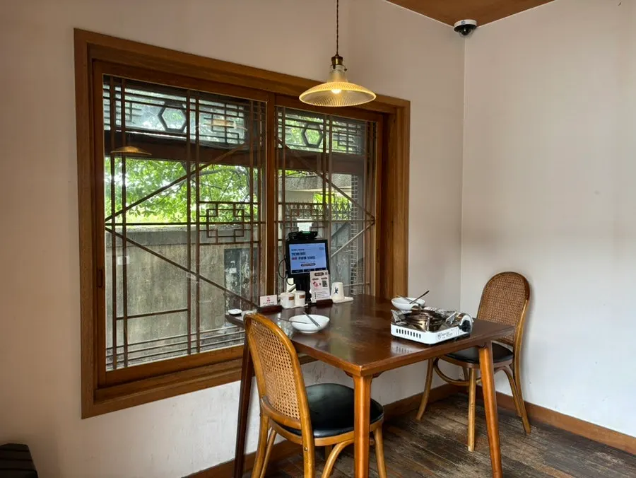 Country-house style decor inside Dongyang Baekban