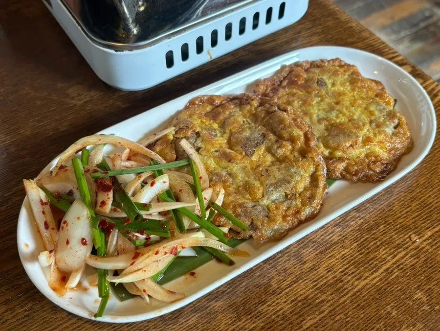 Boneless chicken piled onto dakbokkeumtang sauce