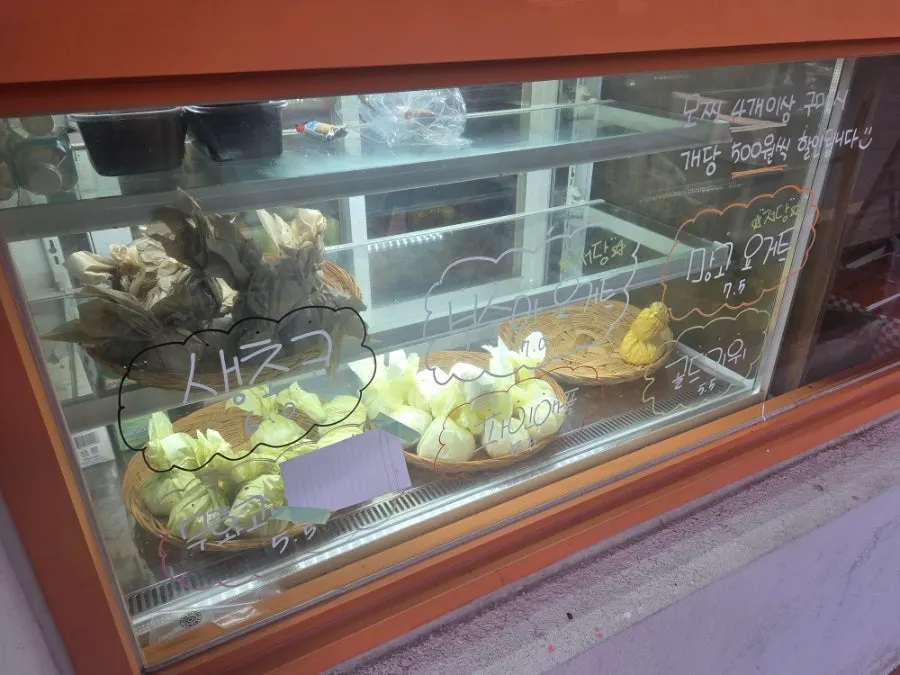 Fruit mochi flavors listed at the Tareudang display case