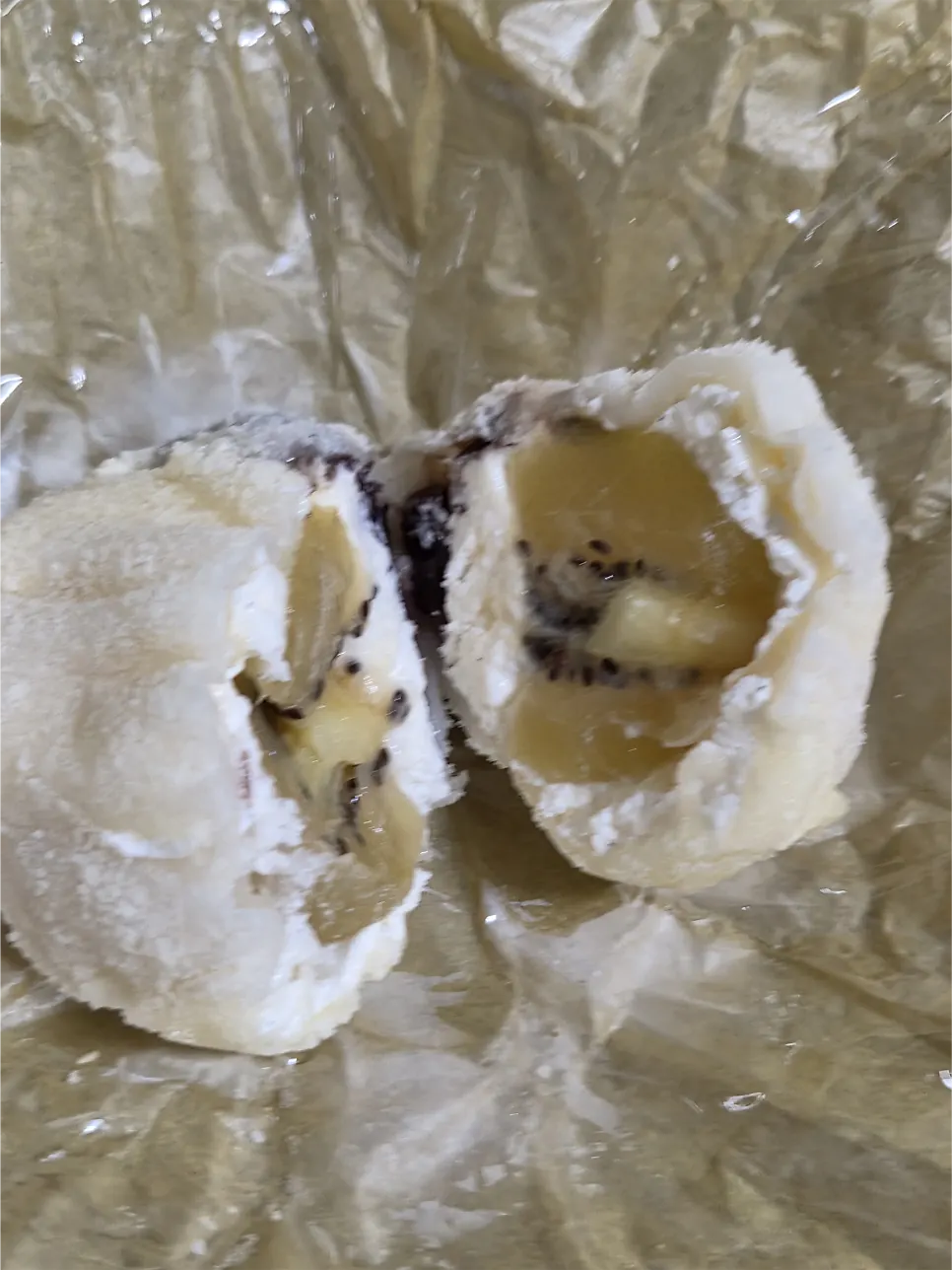 Cross-section of Tareudang's fresh chocolate mochi