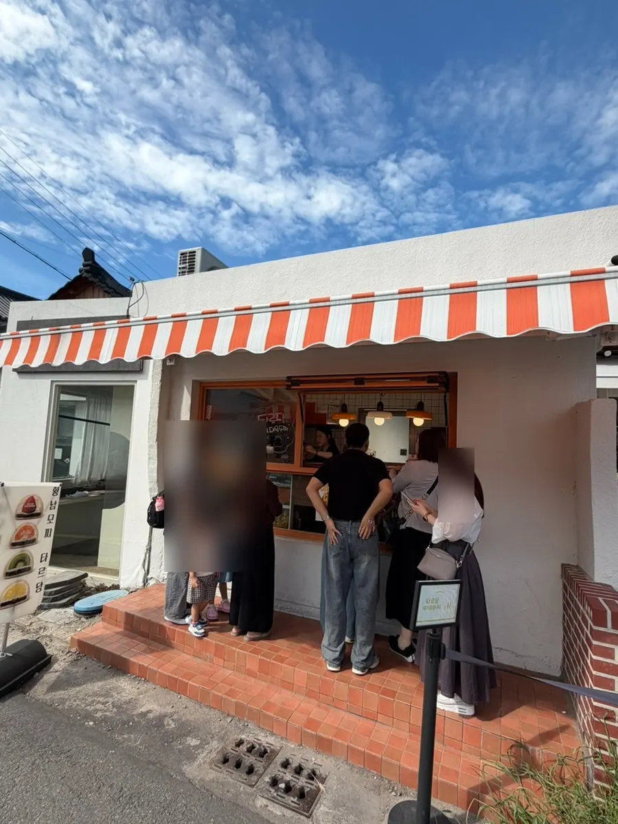 타르당 테이크아웃 매장 앞 대기 모습
