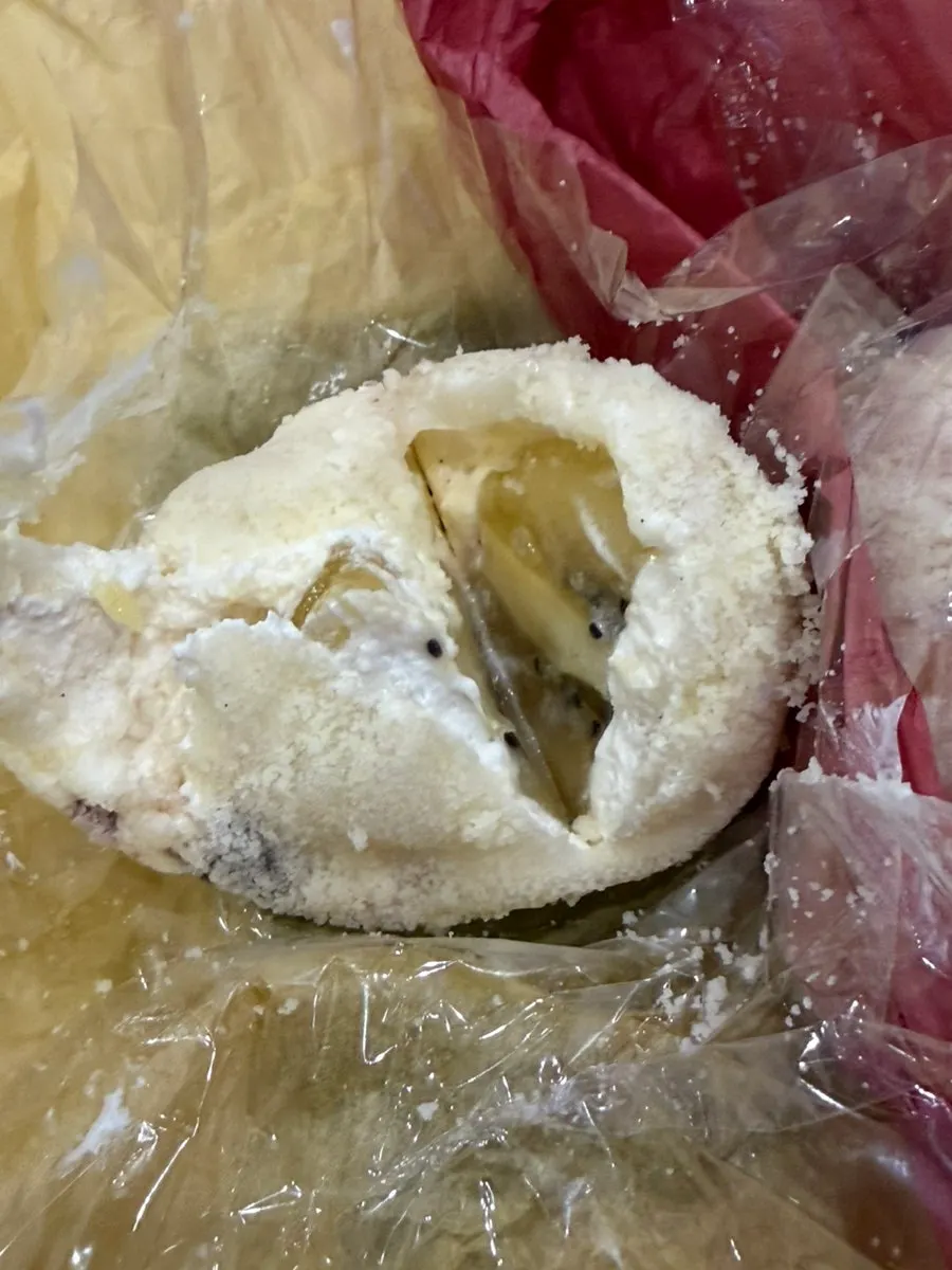 과즙이 보이는 파인애플모찌 단면