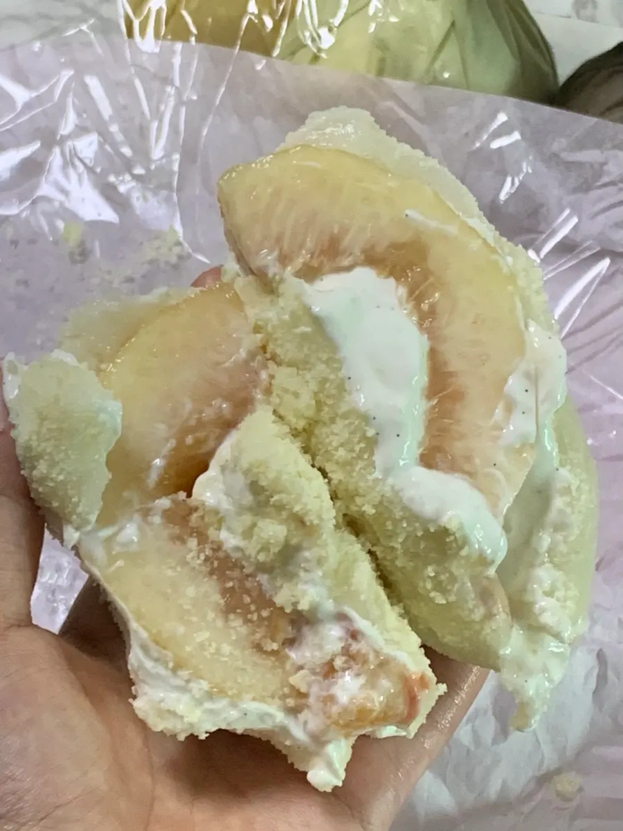 可见白桃和香草籽酸奶奶油的桃子麻糬