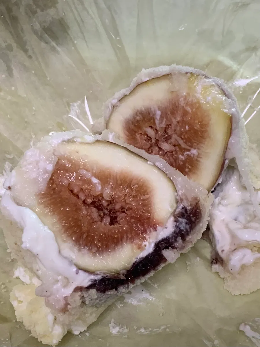 含酸奶奶油和红豆沙的无花果麻糬切面