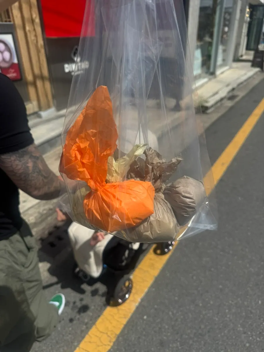 카스테라 가루를 묻히는 타르당 과일모찌