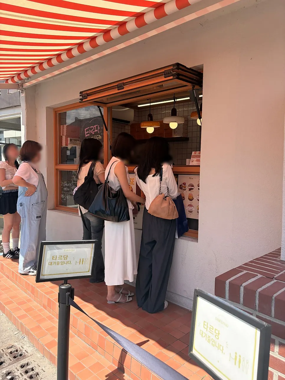 Line waiting in front of Tareudang's order window