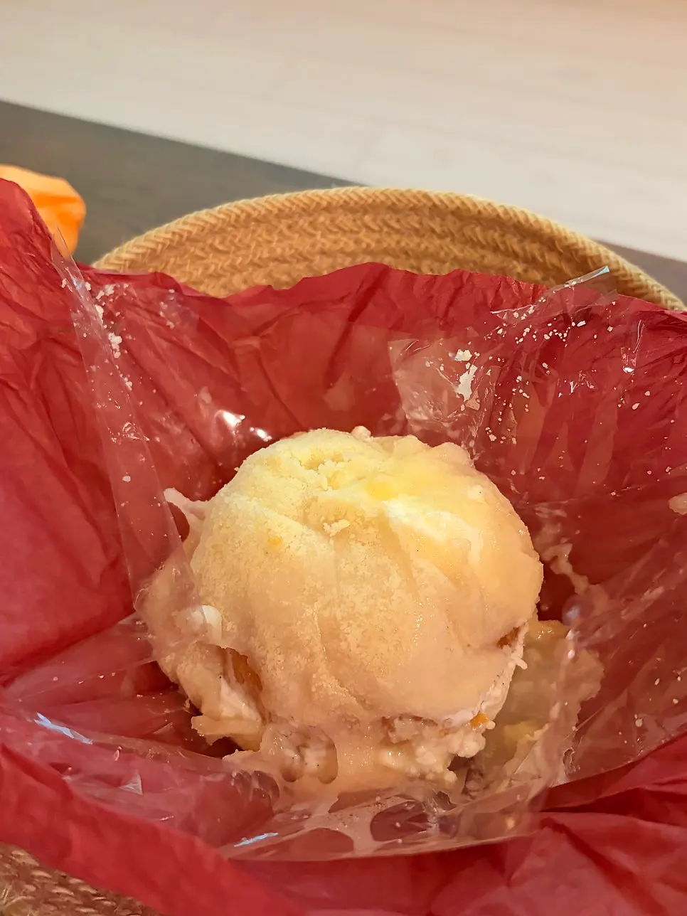Chewy-skinned yogurt fruit mochi