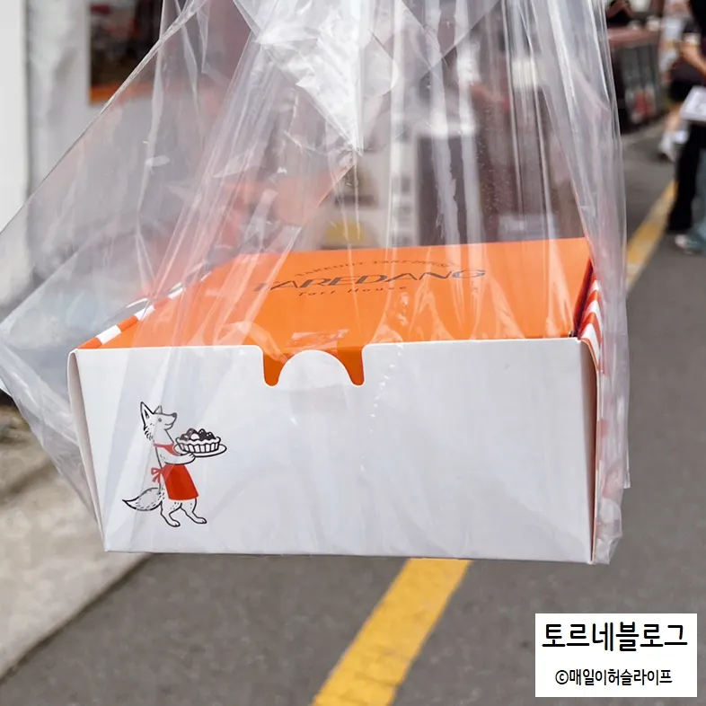 손님 주문을 빠르게 포장하는 매장 내부