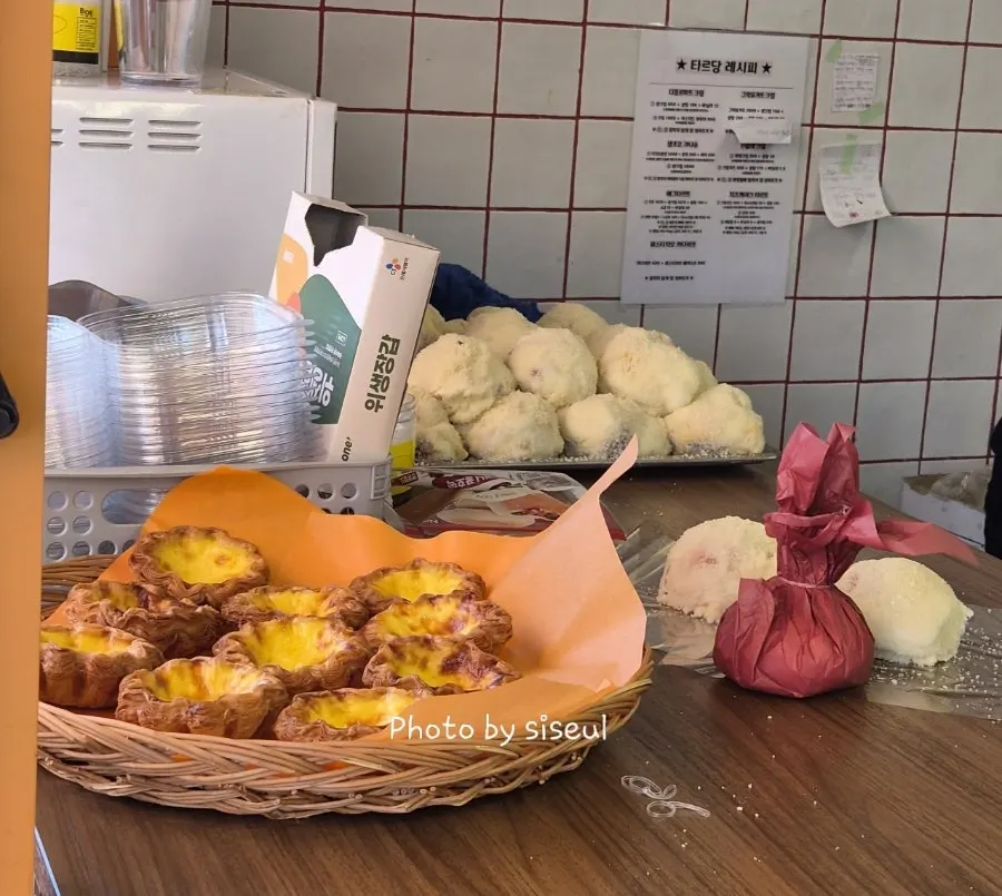 갓 구워 진열된 타르당 타르트