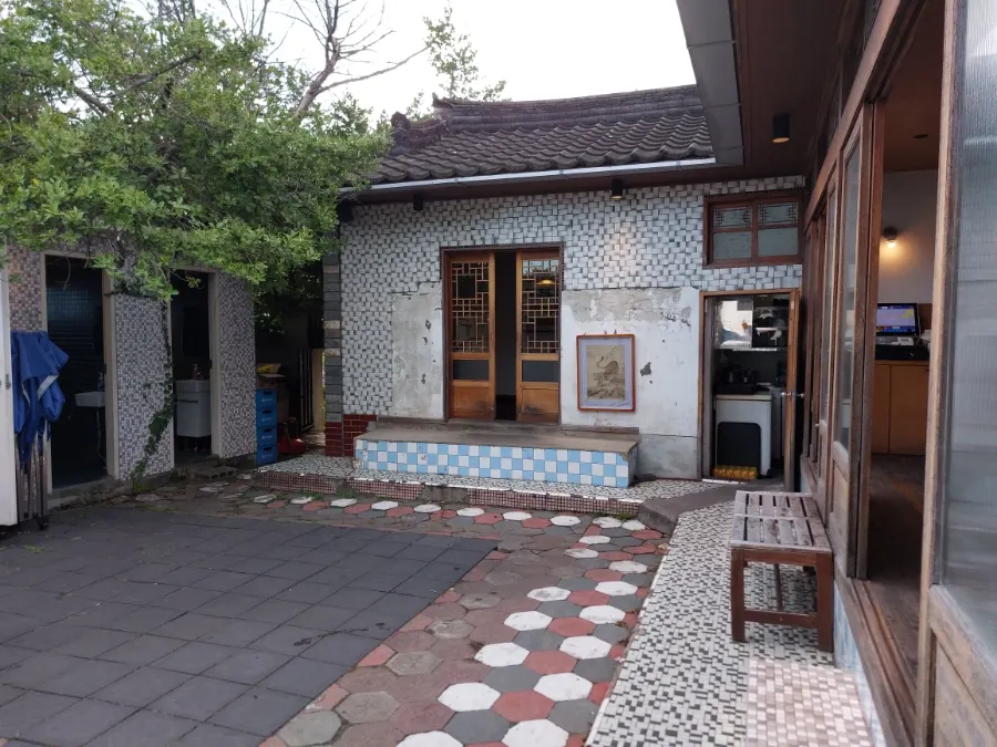 한옥을 개조한 동양백반 내부 분위기