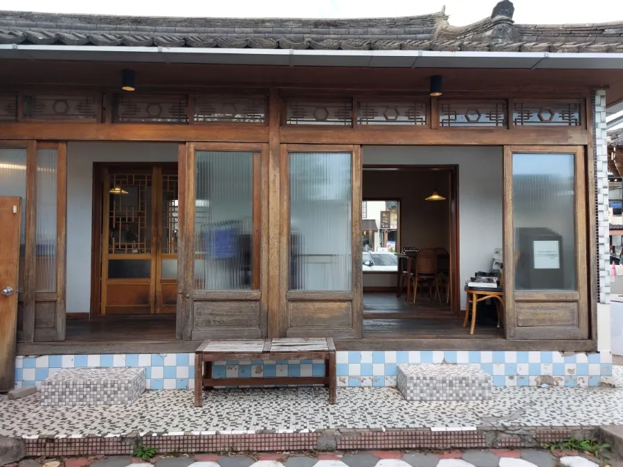옛 한옥 구조를 살린 동양백반 실내 공간