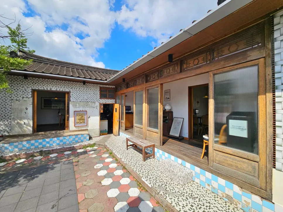Annex seating in the left building at Dongyang Baekban