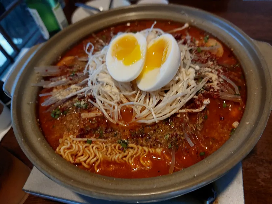 토마토 치즈 닭볶음탕과 기본 반찬 상차림