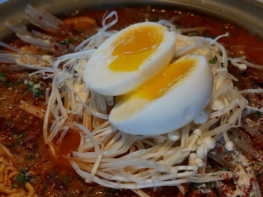 기본 조리되어 나온 닭볶음탕 냄비