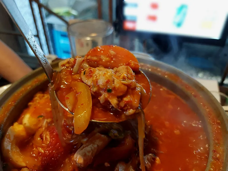 통 토마토와 레몬 조각이 들어간 닭볶음탕 속