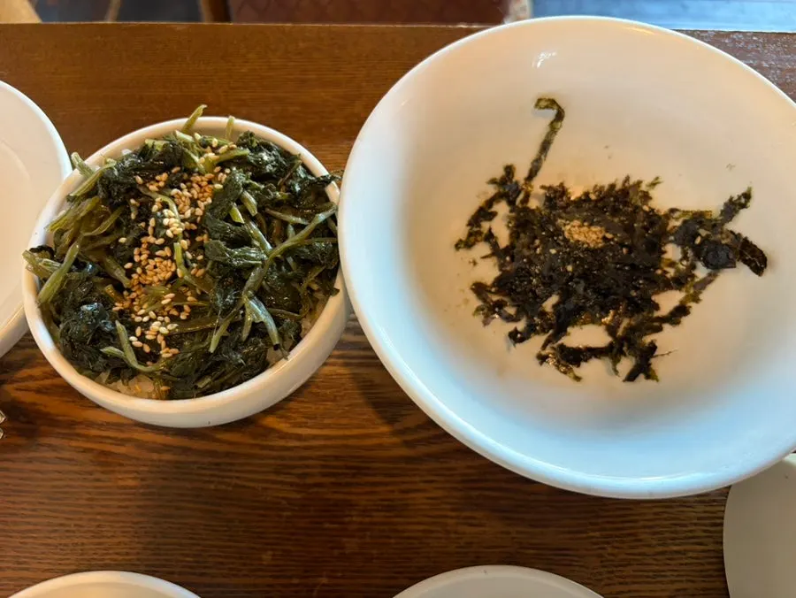 Gondre rice piled high with gondre greens