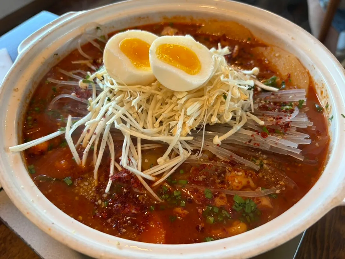 Pot of tomato-based sumi dakbokkeumtang, medium size