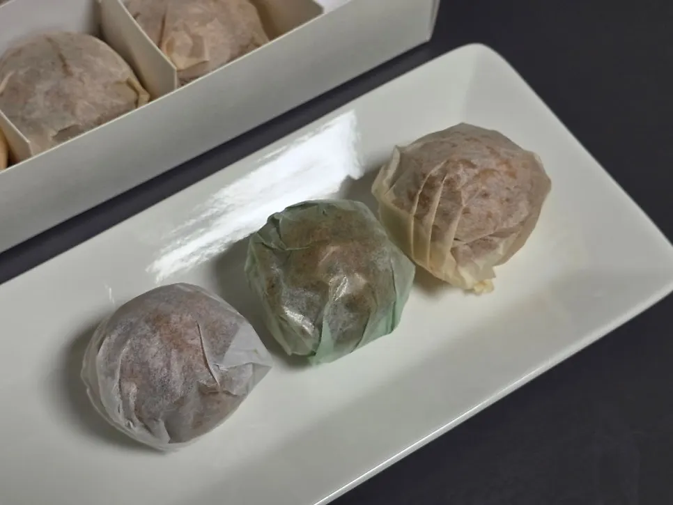 접시에 꺼내 놓은 세 가지 맛 호두과자