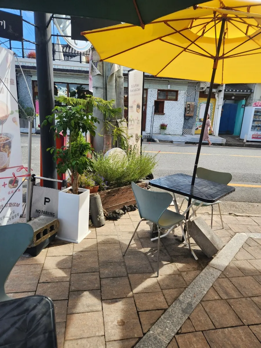 맑은 날 부자호두 가게 앞 황리단길 골목