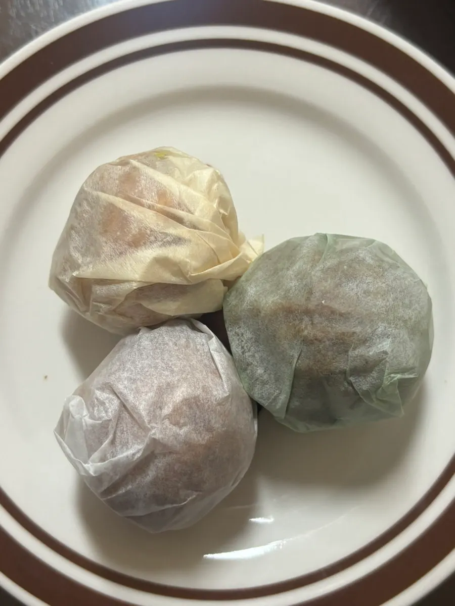 팥 하양, 완두크림치즈 노랑, 말차 초록 포장지 배열