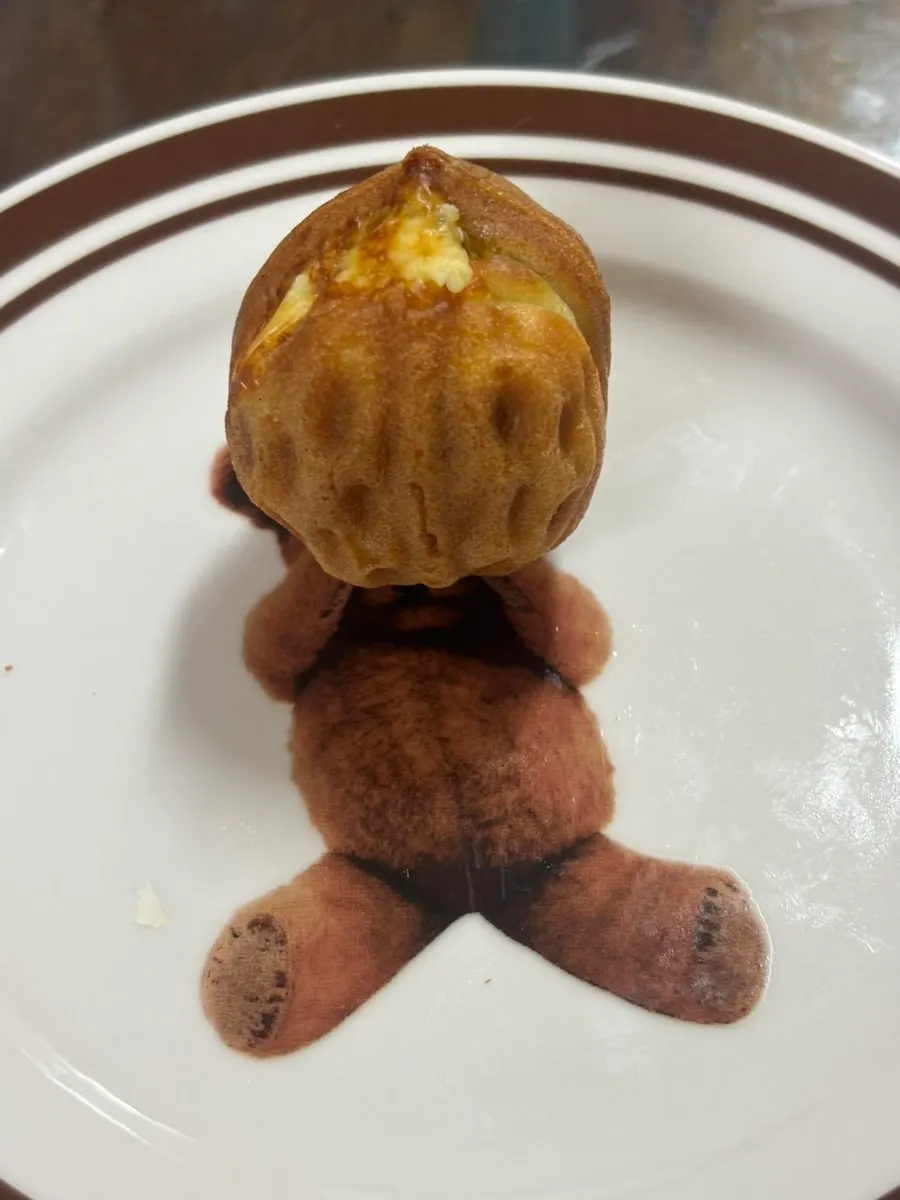 말차 호두과자 단면과 진한 말차 앙금
