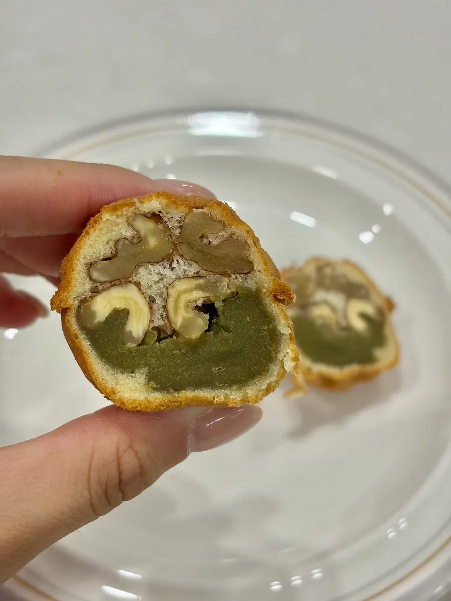 통호두가 보이는 호두과자 반쪽