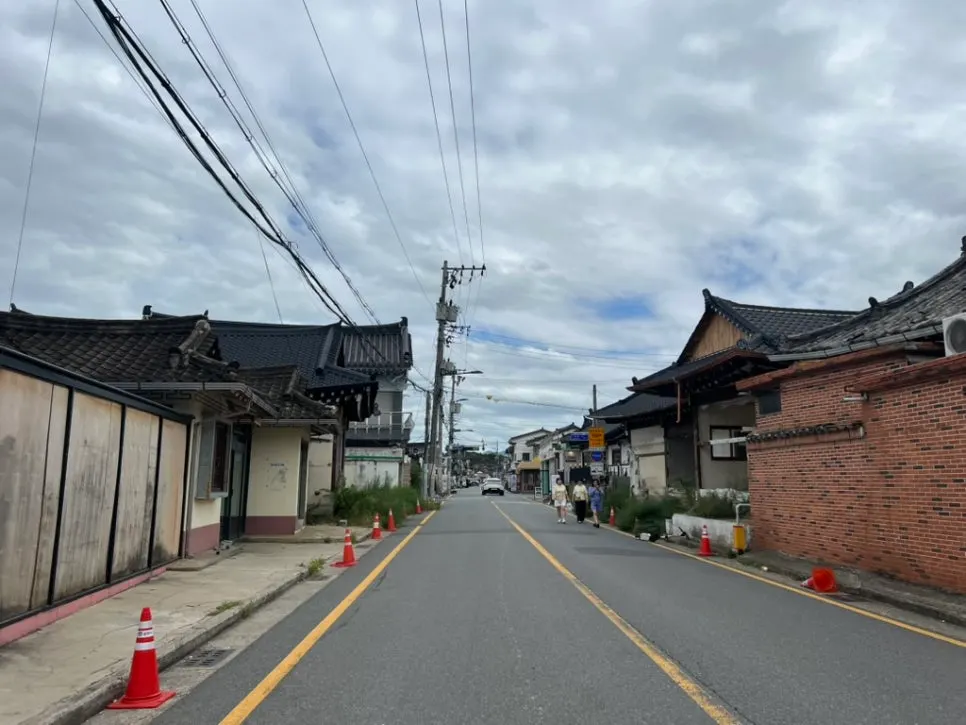 Street view of Hwangnidan-gil in front of Buja Hodu