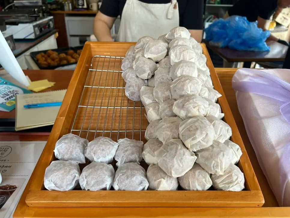 Interior of Buja Hodu and the walnut pastry-making area
