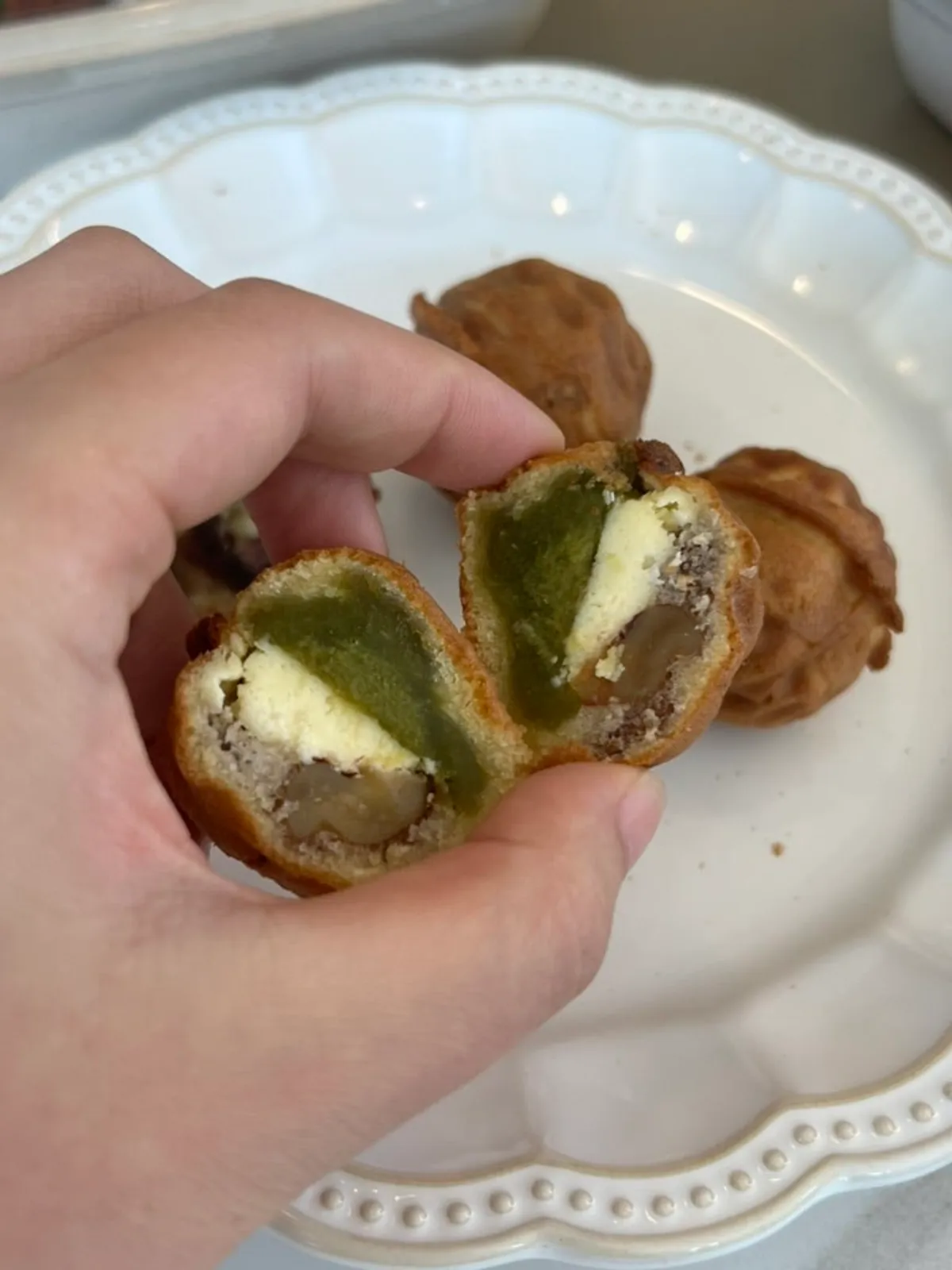 A single low-sugar red bean walnut pastry from Buja Hodu