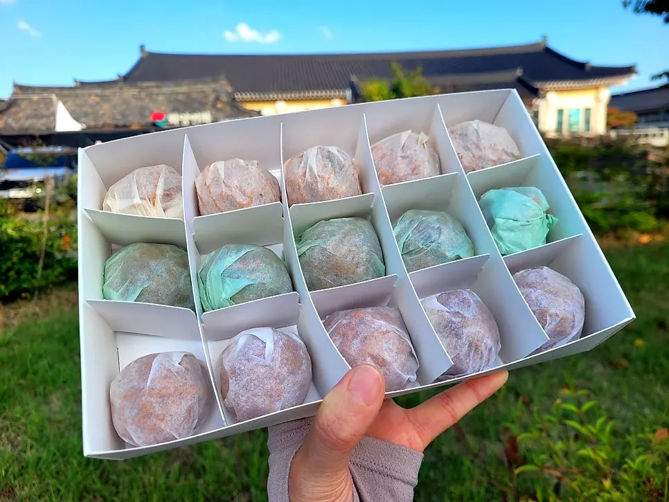 Inside the Buja Hodu gift set with the clear ribbon band