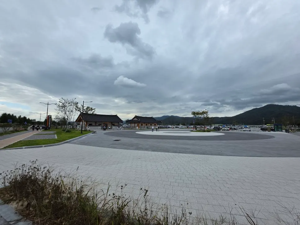View around the Hwangnidan-gil public parking lot