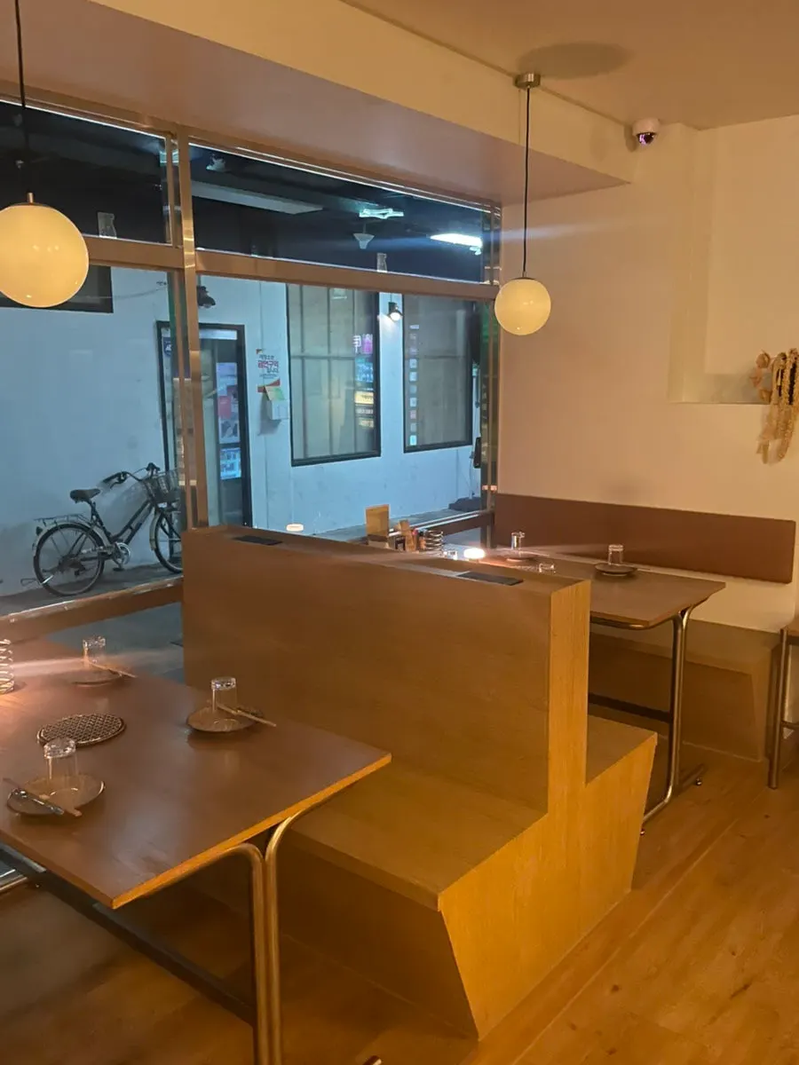 Calm-atmosphere izakaya seating