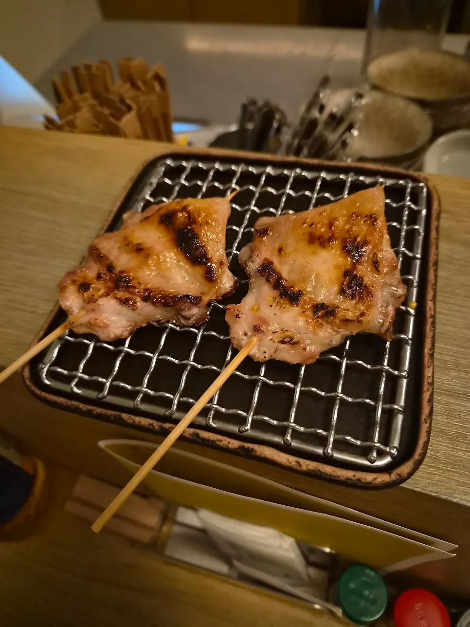 홀그레인 머스타드를 올린 닭목살 꼬치