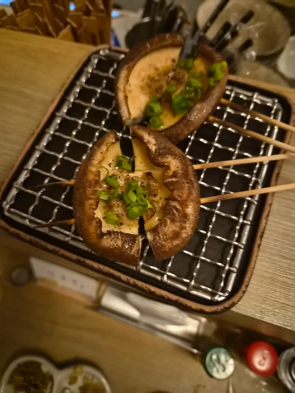 윤기 흐르는 닭껍질 꼬치구이 카와