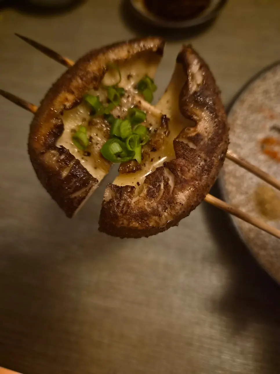 겉바속촉 닭껍질 꼬치 접시
