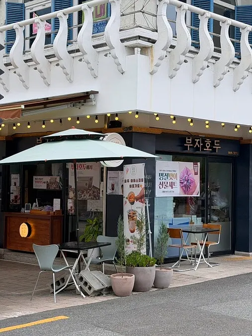 Outdoor table seating at Buja Hodu