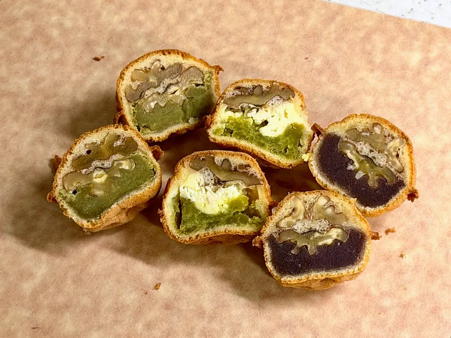 Box of the 24-piece walnut pastry mix