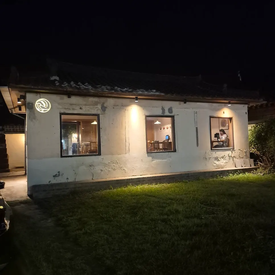 동양백반 입구 쪽 동상이 있는 앞마당
