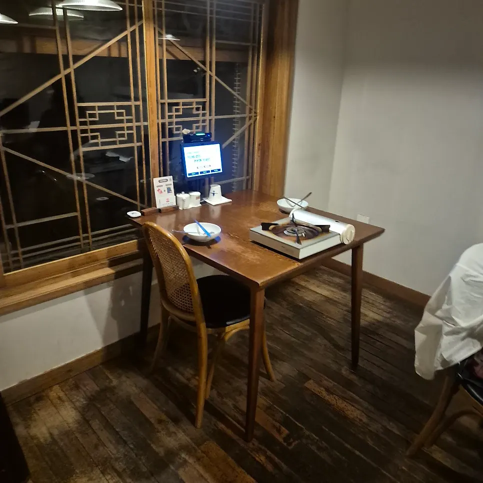 고즈넉한 분위기의 동양백반 안채 좌석