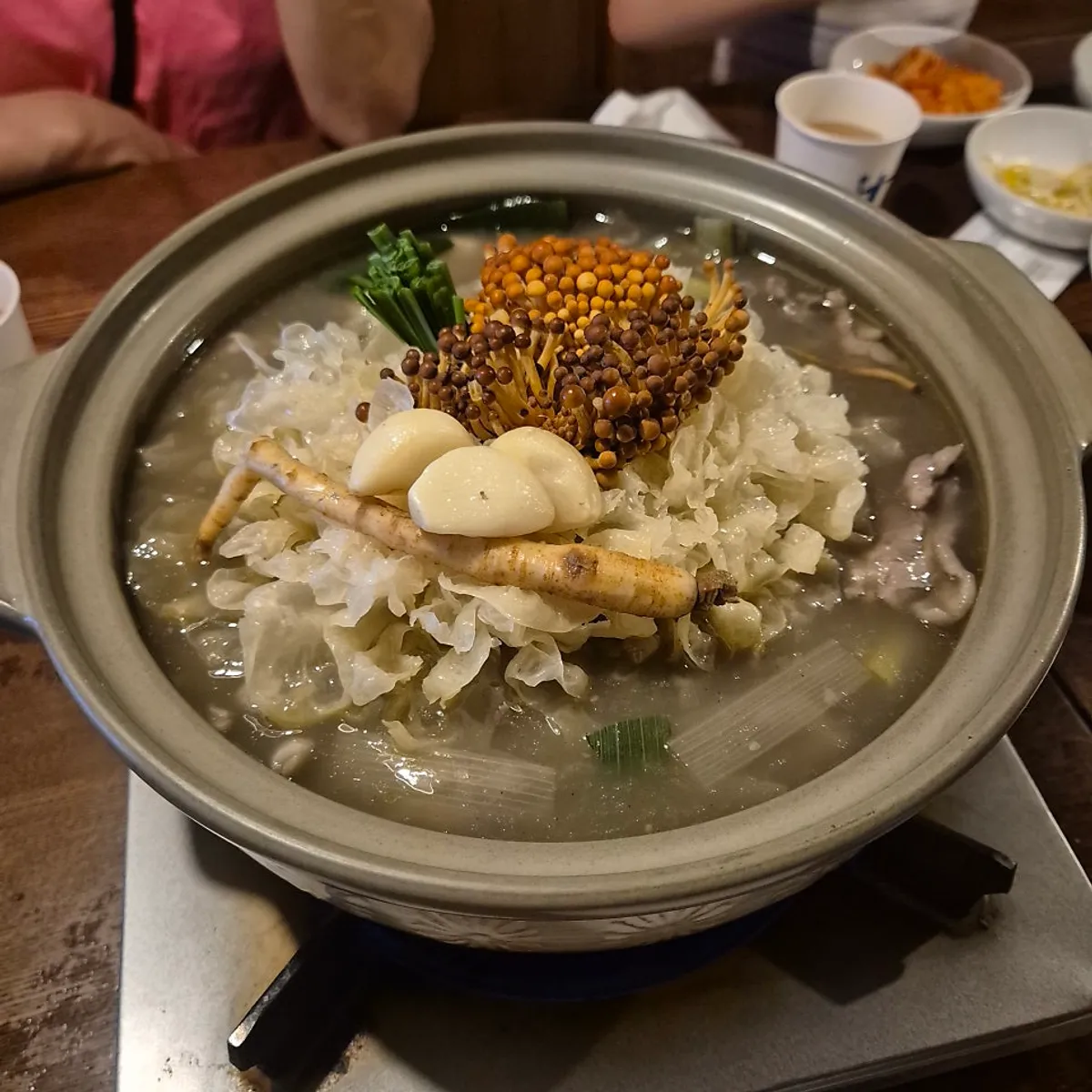 은이버섯 누룽지 흑 닭전골 한 상