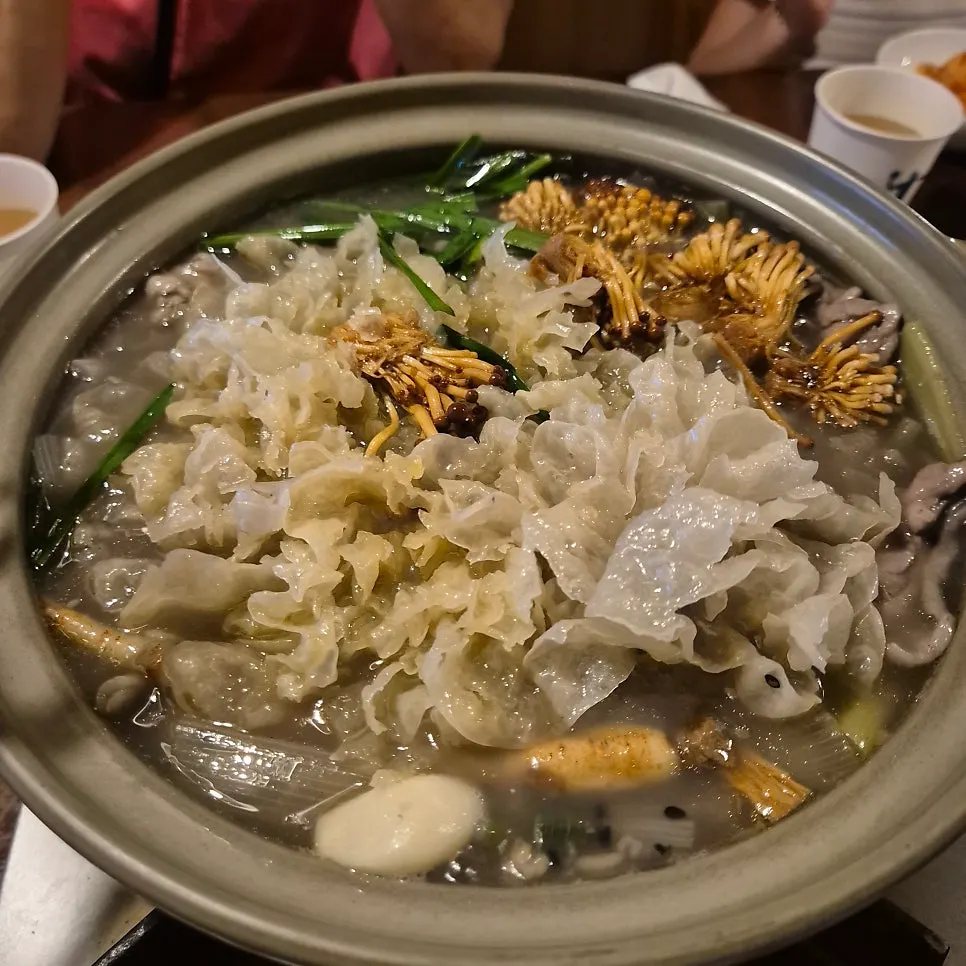 버섯과 인삼이 올라간 닭전골 냄비