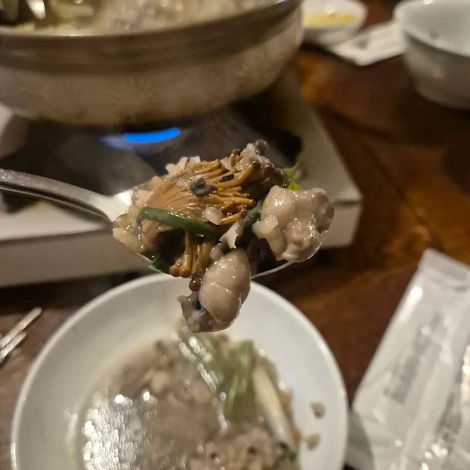 끓여낸 흑임자 누룽지 닭전골 국물