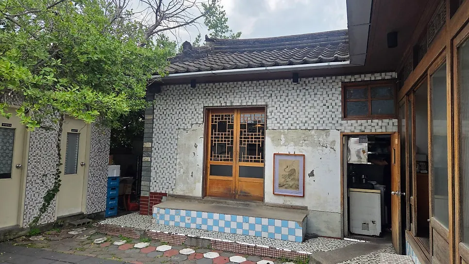 Exterior of Dongyang Baekban, converted from an old house