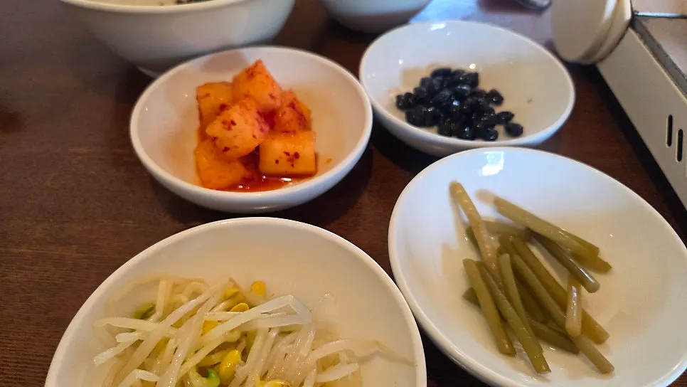 Rice served with roasted seaweed flakes