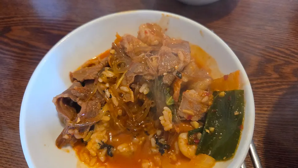 Medium-size beef tripe hot pot beginning to boil